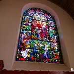 Grand vitrail dans l'église du Graal de Tréhorenteuc