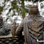 Statue du Roi Arthur de dos autour de la Table Ronde de Brocéliande