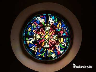 Vitrail de la sacristie dans l'église du Graal