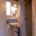 Salle d'eau avec douche - Tiny House de Bréhaut