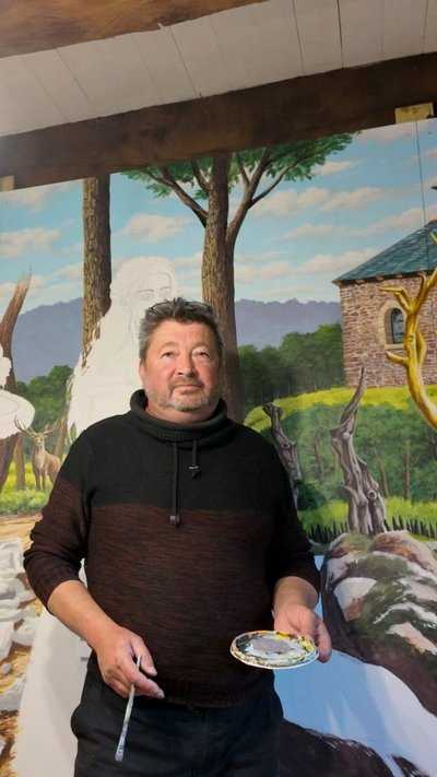 Jim Colorex devant sa nouvelle fresque