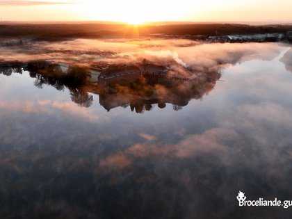 L'abbaye en apesanteur sur l'étang de Paimpont aux aurores