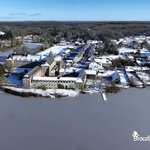 Neige sur l'abbaye et le bourg de Paimpont