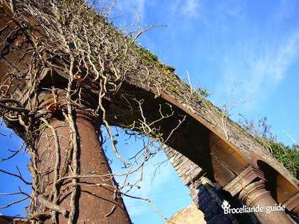 Colonnes en fonte dans le laminoir des Forges de Paimpont avant restauration