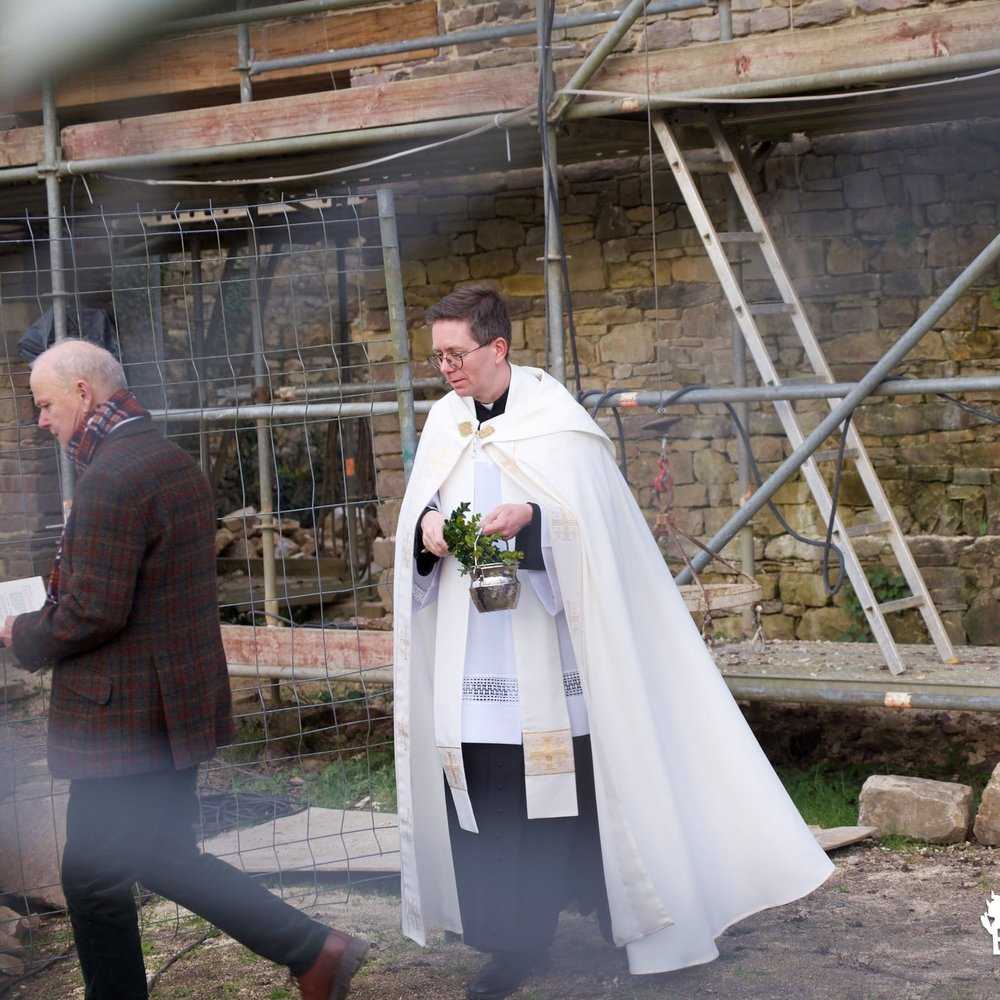 Bénédiction par le Père Le Roch du chantier de la Fonderie des Forges de Paimpont