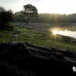 Lever de soleil sur l'épée des rois - Lac de Trémelin