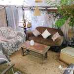 Tonnelle et canapés dans le jardin - Au Café Vagabond