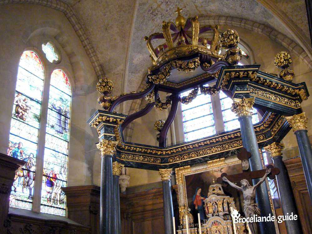 Baldaquin dans le chœur de l'abbatiale de Paimpont