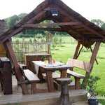 Espace extérieur pour cuisine et repas - Cabanes de Brocéliande