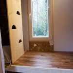 Une échelle insolite pour accéder à la mezzanine - Tiny House de Bréhaut