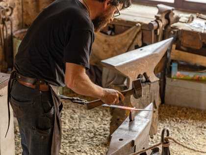 Forgeron en démonstration au musée de la Forge