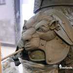 Tête de lion sur l'épaule de la statue d'Yvain dans l'atelier (…)