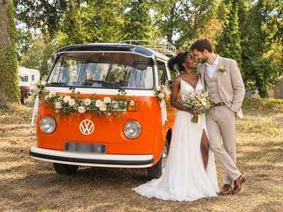 Mariés avec un Combi Volkswagen