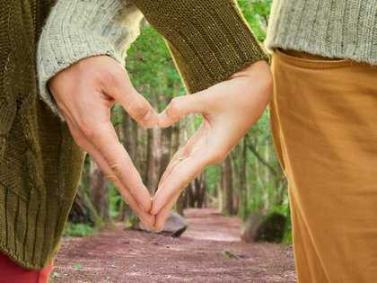 Couple amoureux en forêt de Brocéliande