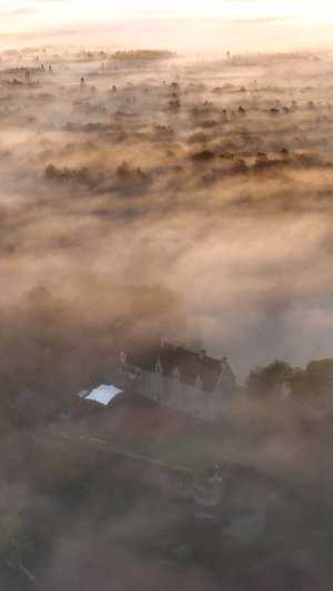 Le château de Comper émergeant de la brume automnale