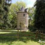 Moulin de Bréhaut au milieu des arbres