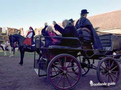 Claudine Glot et Pierre Dubois arrive en calèche à l'AG extraordinaire du Centre Arthurien