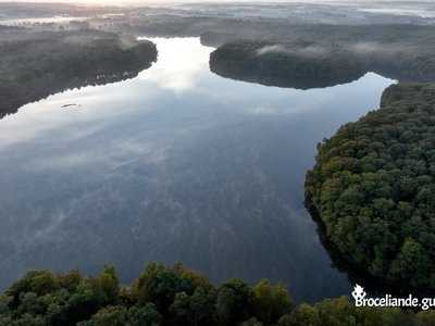 Lac de Trémelin vu du ciel un matin d'automne