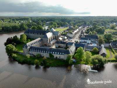 L'étang, l'Abbaye et le bourg de Paimpont en Brocéliande
