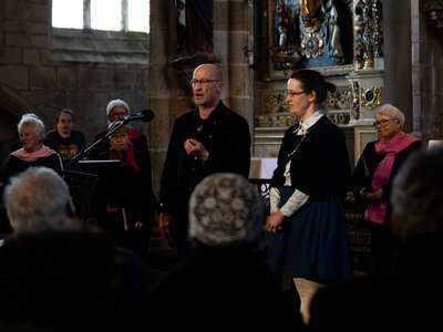 Les chanteurs Axel Perret et Karen Tréguier
