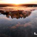 L'abbaye en apesanteur sur l'étang de Paimpont aux aurores
