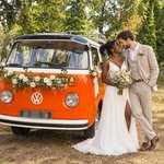 Mariés avec un Combi Volkswagen