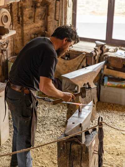 Forgeron en démonstration au musée de la Forge