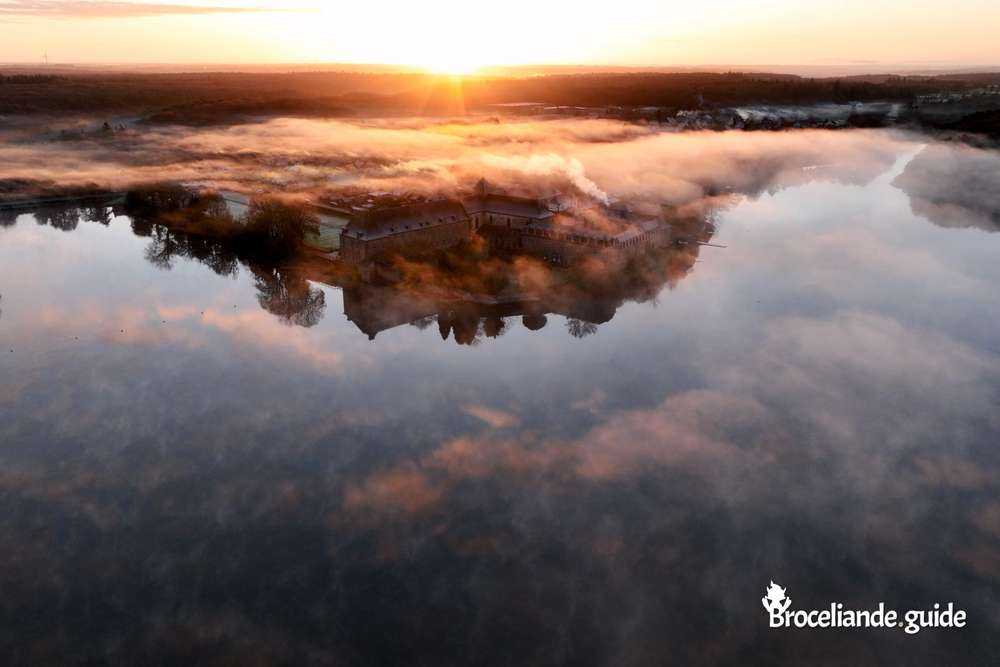 L'abbaye en apesanteur sur l'étang de Paimpont aux aurores
