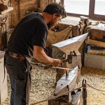Forgeron en démonstration au musée de la Forge