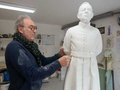 Michaël Thomazo pendant la création de la nouvelle statue de l'abbé Gillard