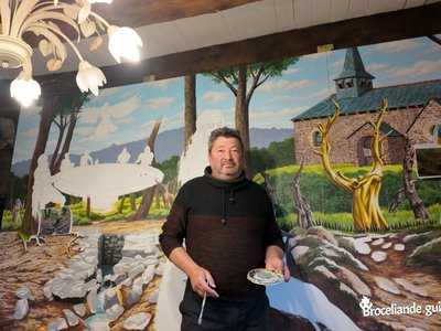 Jim Colorex devant sa nouvelle fresque