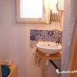 Salle d'eau avec toilettes sèches - Tiny House de Bréhaut