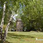 Moulin de Bréhaut au milieu des arbres