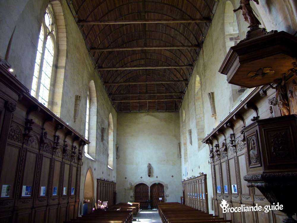 Nef de l'abbatiale de Paimpont (en juillet 2006)