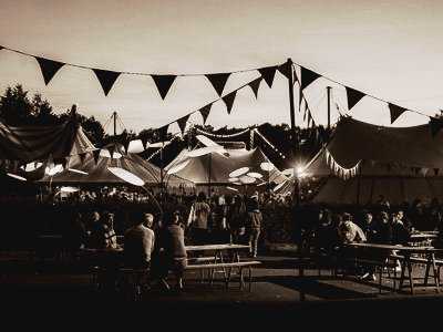 Arrête ton cirque - Photo d'ambiance des chapiteaux le soir