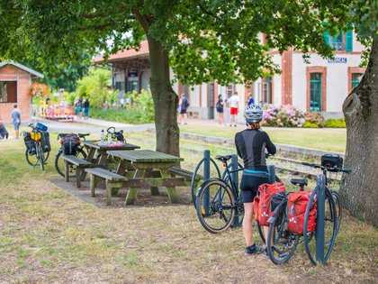 Cycliste devant la Gare vélo-rail de Médréac 