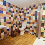 Salle d'eau accessible PMR / Auberge du Champ Commun