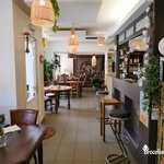Table ronde à l'intérieure du Café Vagabond