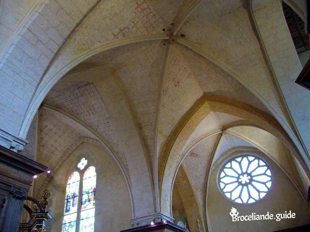 Vitrail en rosace dans l'abbatiale de Paimpont