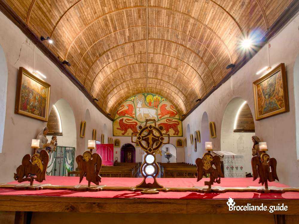 Tétramorphe de l'église de Tréhorenteuc et mosaïque du Cerf blanc