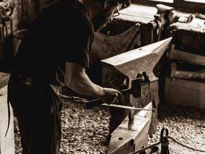 Forgeron en démonstration au musée de la Forge