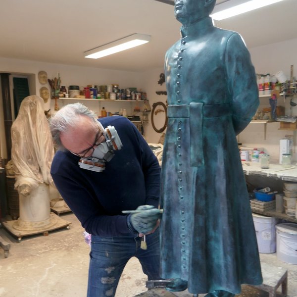 Mise en peinture de la résine par Michaël Thomazo - Nouvelle statue de l'abbé Gillard 